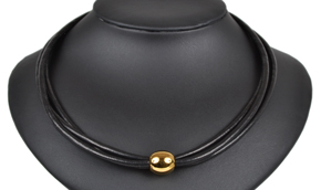 Kort halskæde i sort kalveskind med forgyldt kugle magnetlås. 3 rækker. Tykkelse 3,5 mm.